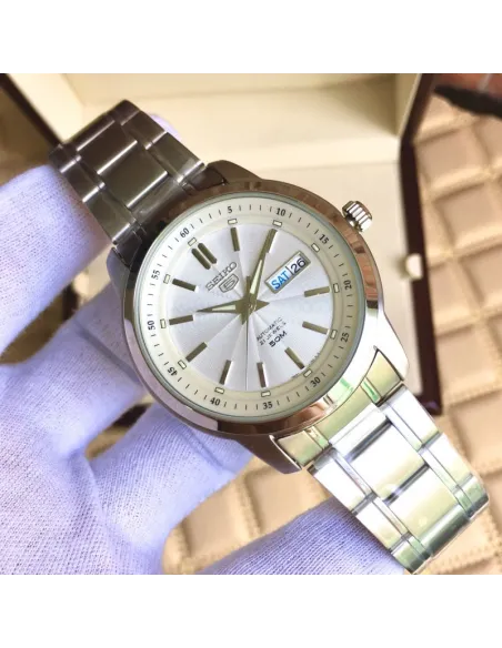 reloj automático hombre Seiko 5 SNKM83K1 dial blanco 43mm correa acero 50m water resist