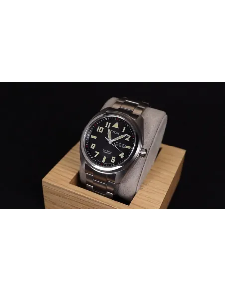 Reloj Aviador hombre Citizen Garrison Titanium BM8560-53E Ecodrive dial negro 42mm correa y caja de titanio
